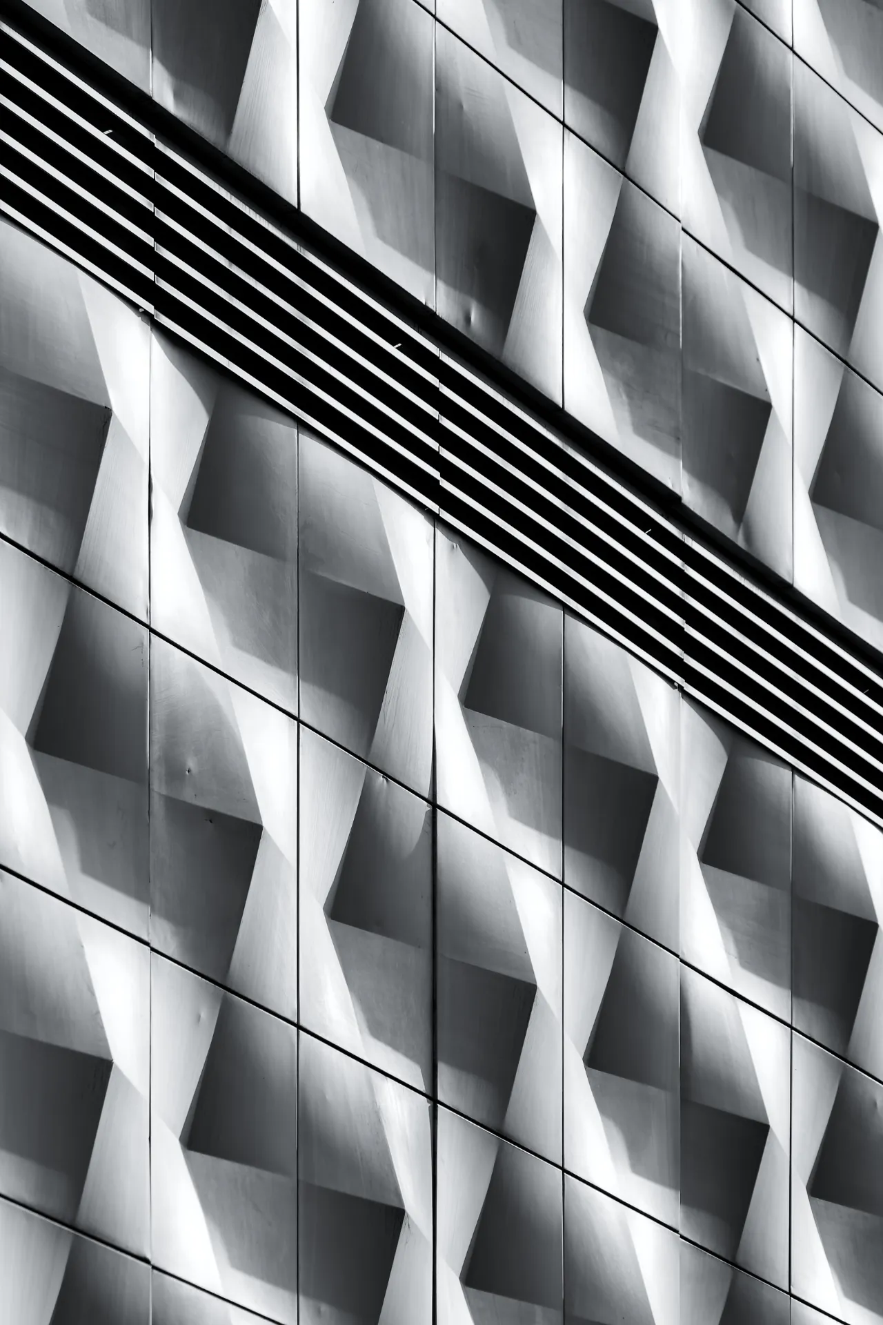 Kaufhausfassade aus Metall im Seitenlicht (monochrom)
