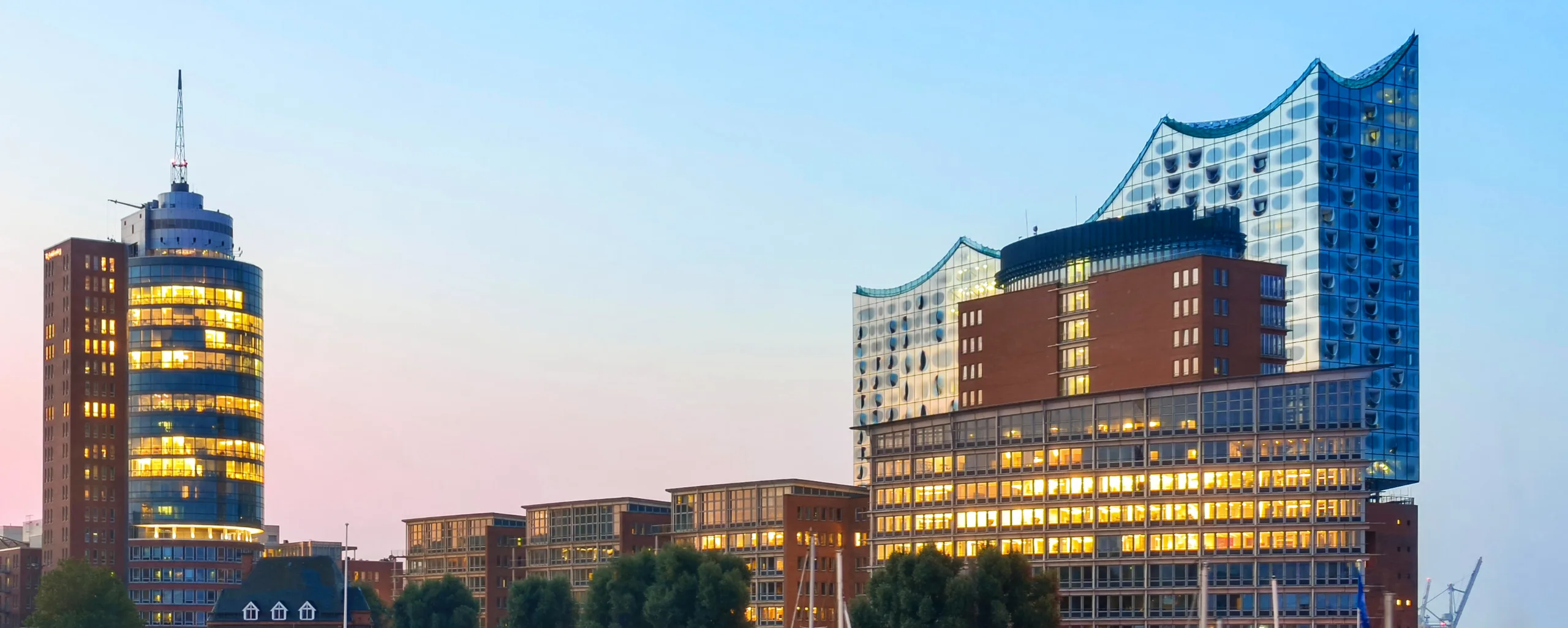 Architektur in Hamburg zwischen historischer Backsteinfassade und moderner Stadtansicht